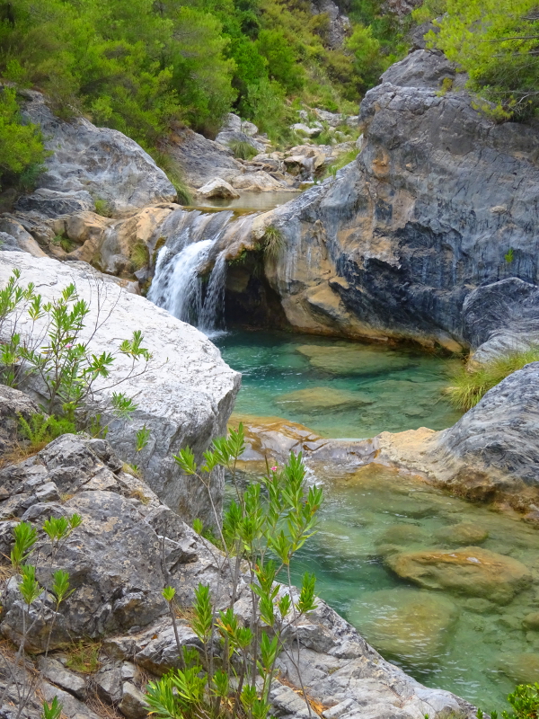 Paradisal waterfall and swimming hole on the Rio Verde hiking trail