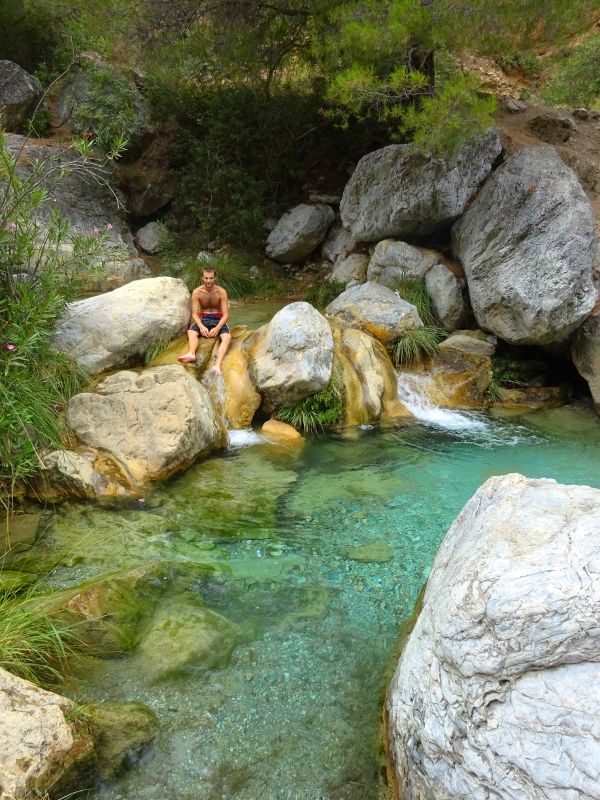 Lifelong Vagabonds sitting near a paradisial wild swimming hole on the Rio Verde trail